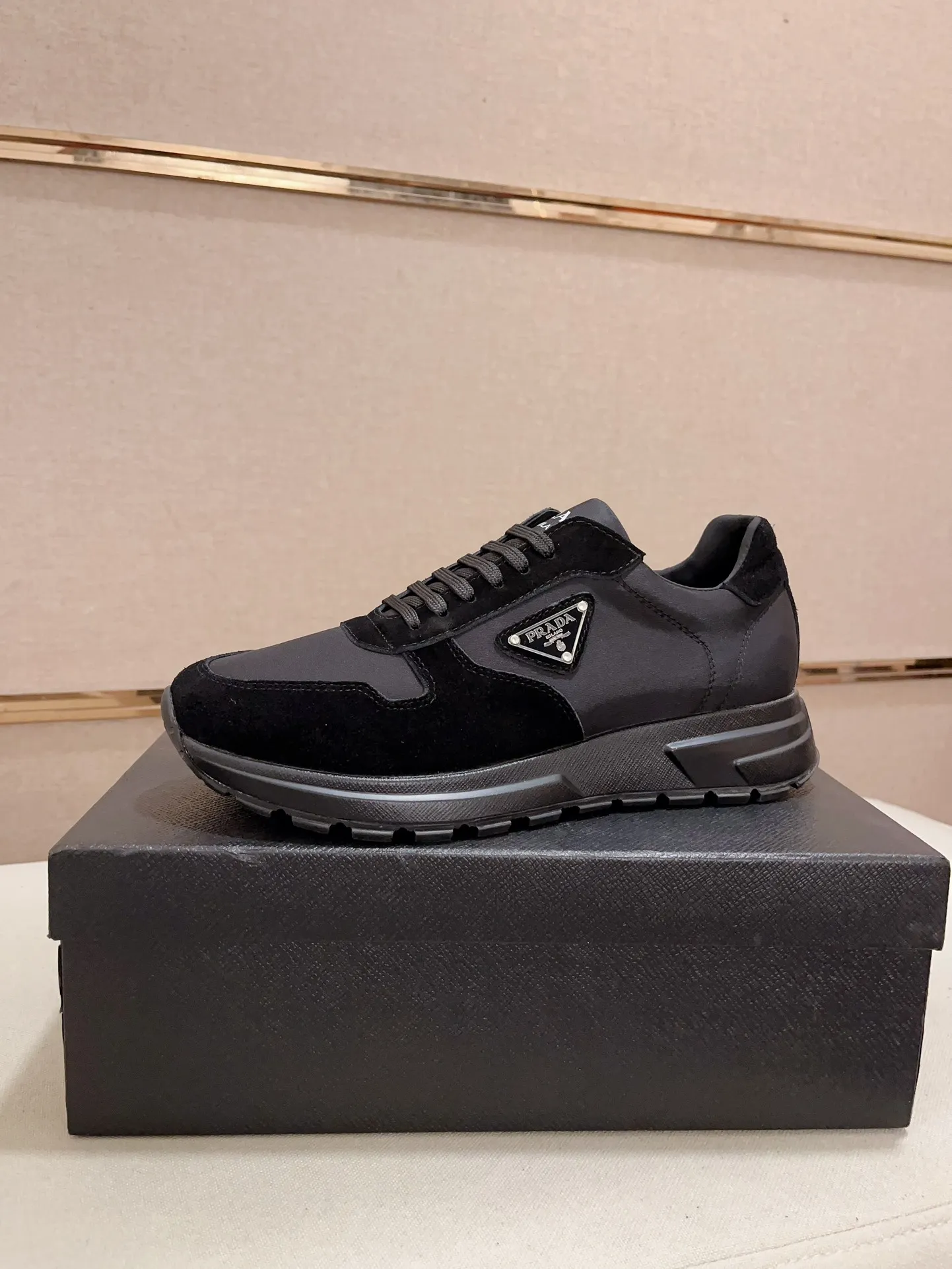 Men's shoes💰 540💰 ✔️✔️✔️Higher version High-quality new PRADA (Prada) counters are launched simultaneously. The new men's shoes and 😘fabric are made of selected first-layer cowhide ➕ breathable fabric technology. Lining: Full cowhide lining. 👍🏿 High-end ☄️ air-cushion molded anti-slip rubber outsole, exquisite lines, simple and elegant, comfortable and high-end for leisure travel. Code number: 38 to 44 (45 can be customized)